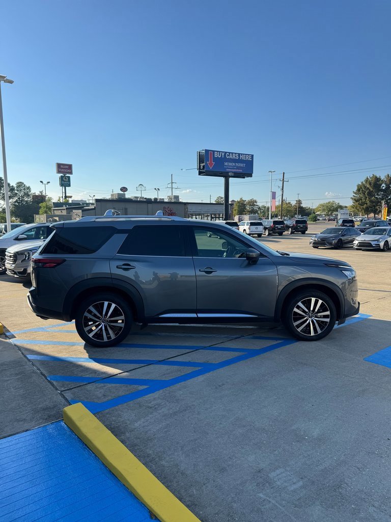 Used 2023 Nissan Pathfinder Platinum w/ Black Appearance Package image 4