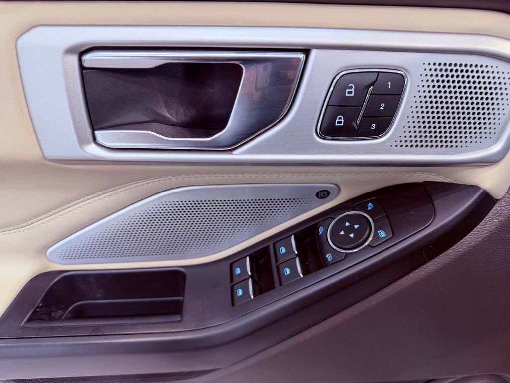 Used 2020 Ford Explorer Platinum w/ Premium Technology Package image 22
