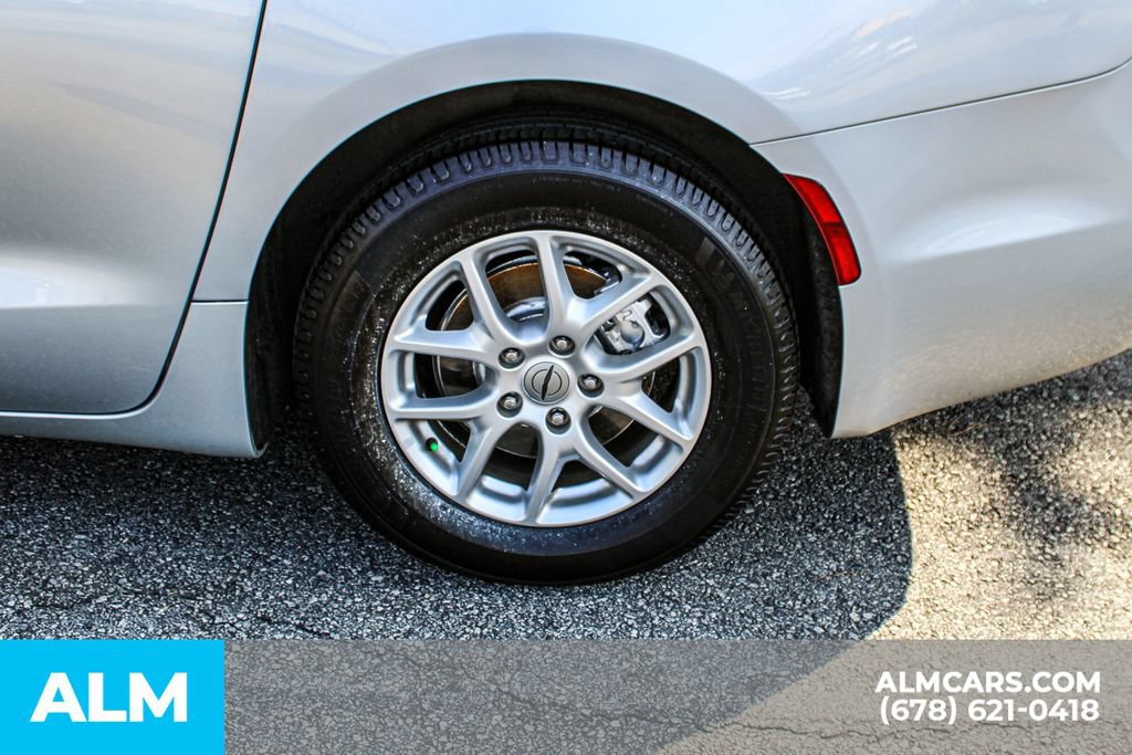 Used 2023 Chrysler Pacifica Touring-L FWD image 15