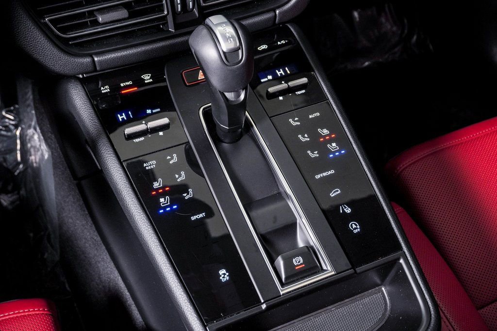 Certified 2025 Porsche Macan AWD/4WD image 23
