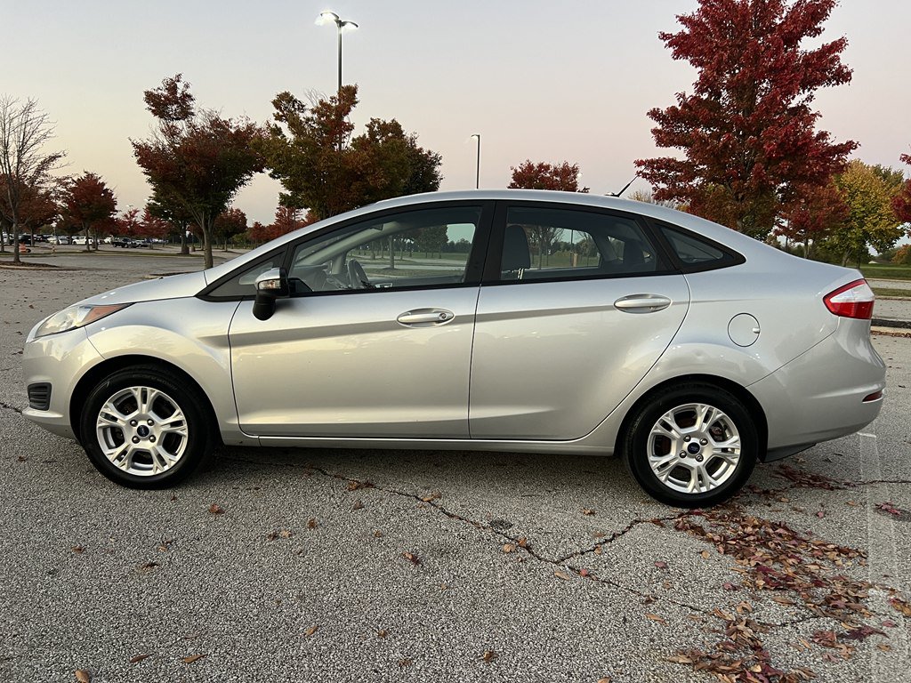 Used 2015 Ford Fiesta SE FWD image 2