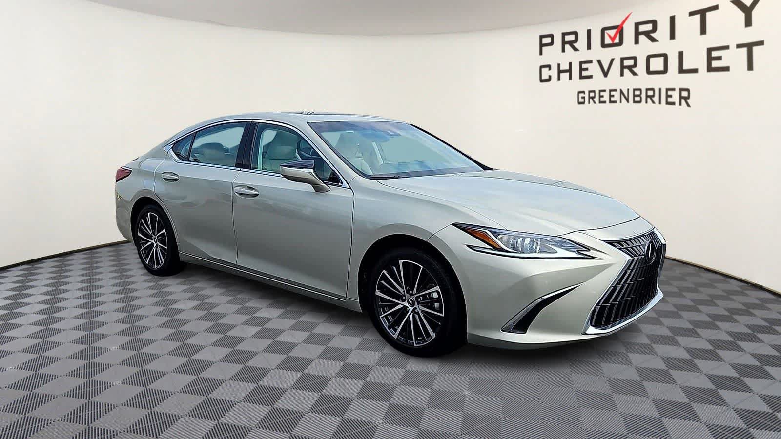 Used 2025 Lexus ES 300h w/ Premium Package FWD image 2