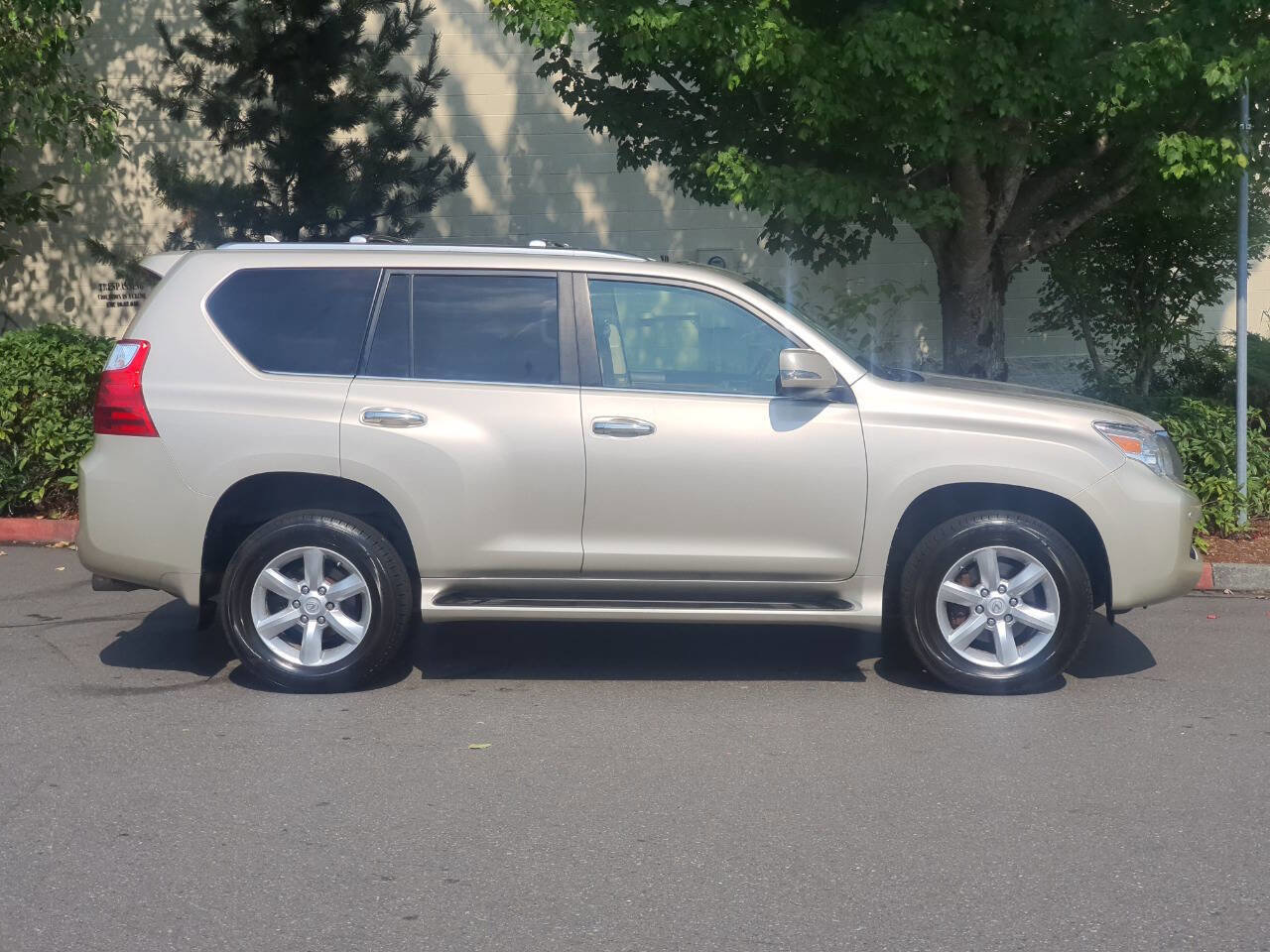 Used 2011 Lexus GX 460 image 8