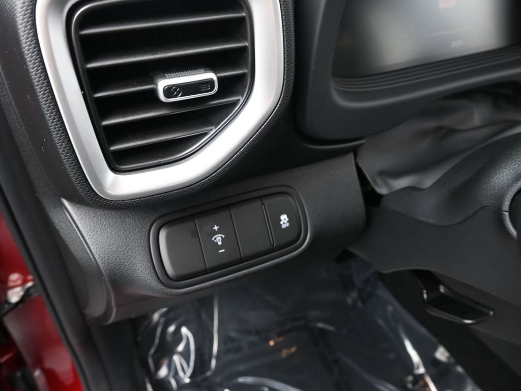 Certified 2025 Hyundai Venue SE image 17