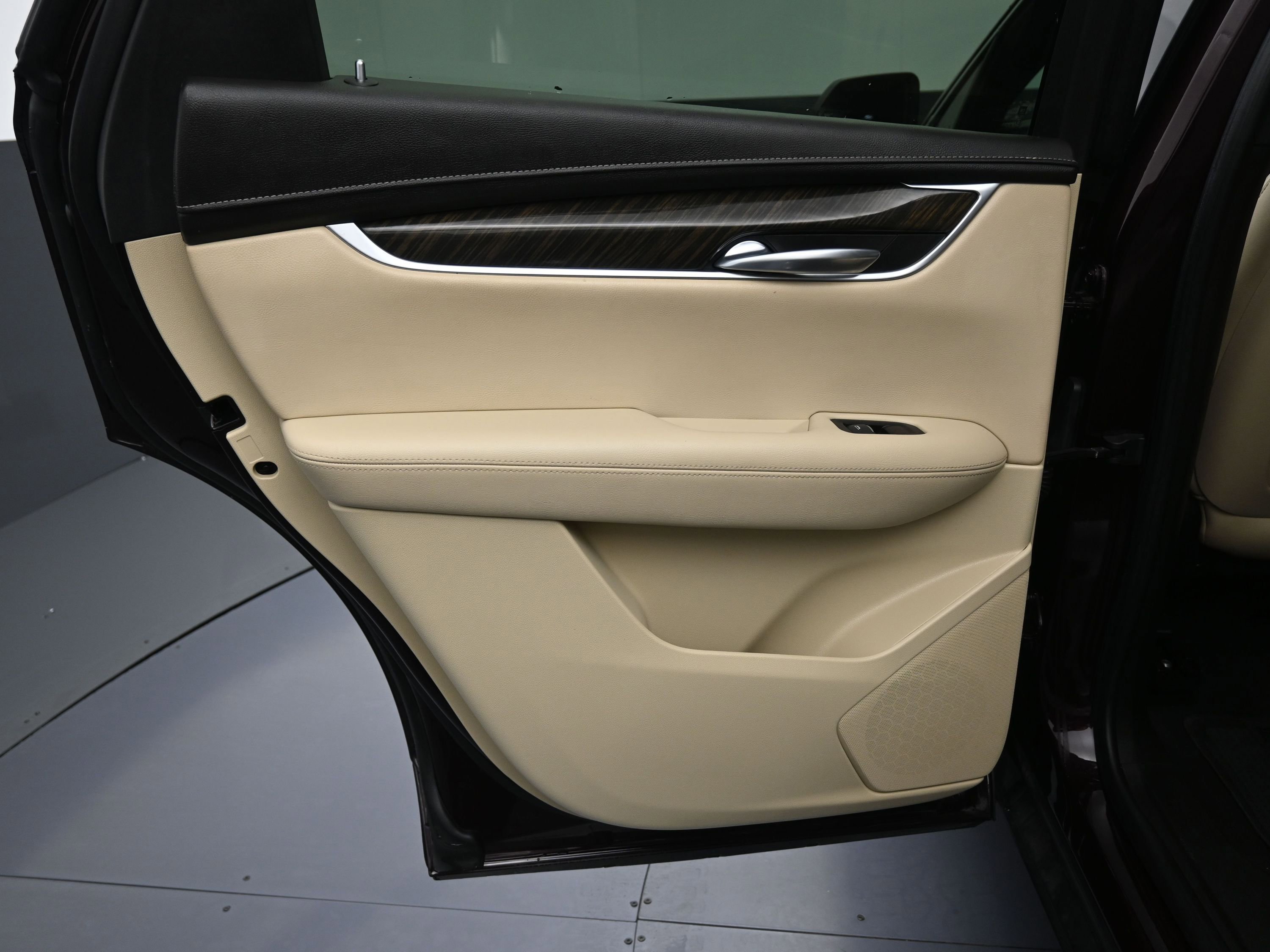 Used 2018 Cadillac XT5 FWD image 14