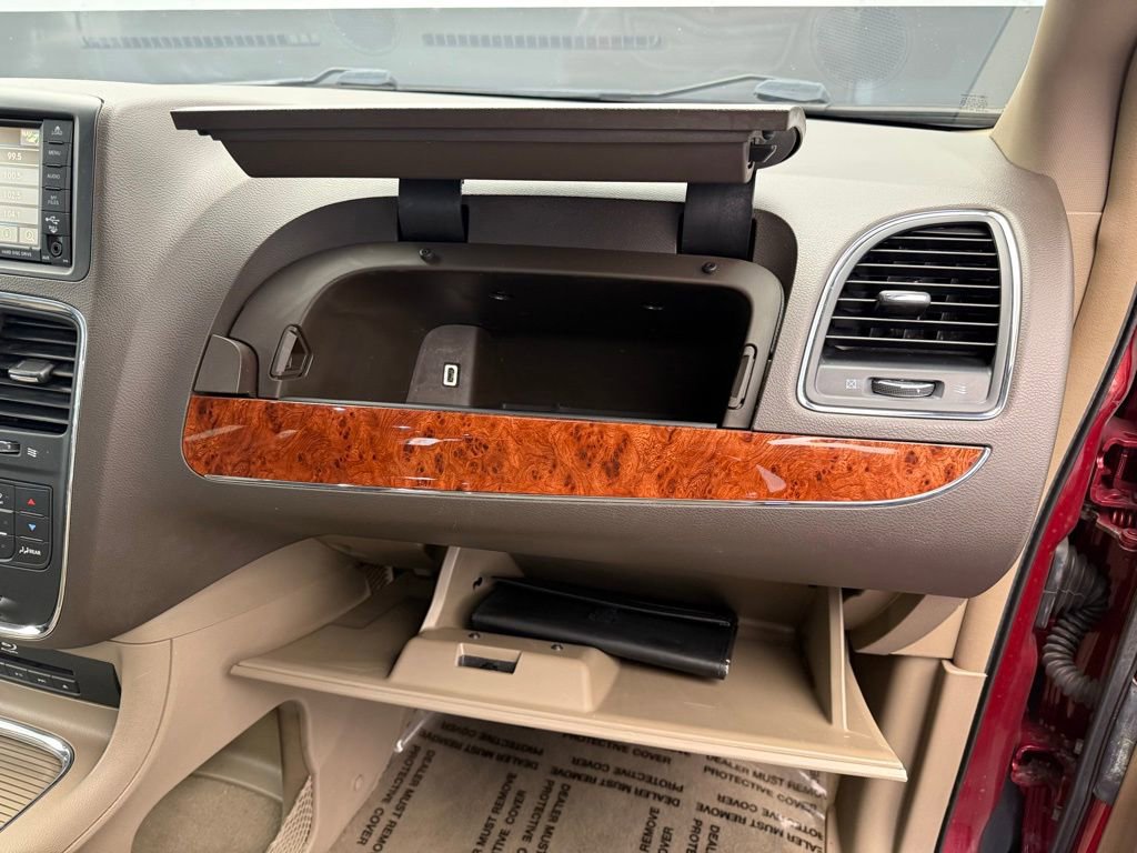 Used 2016 Chrysler Town & Country Touring-L image 47