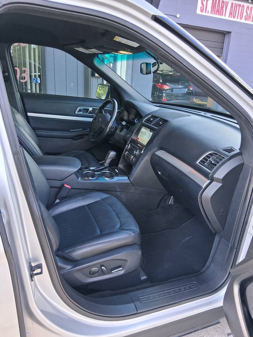 Used 2017 Ford Explorer XLT w/ Equipment Group 202A FWD image 8