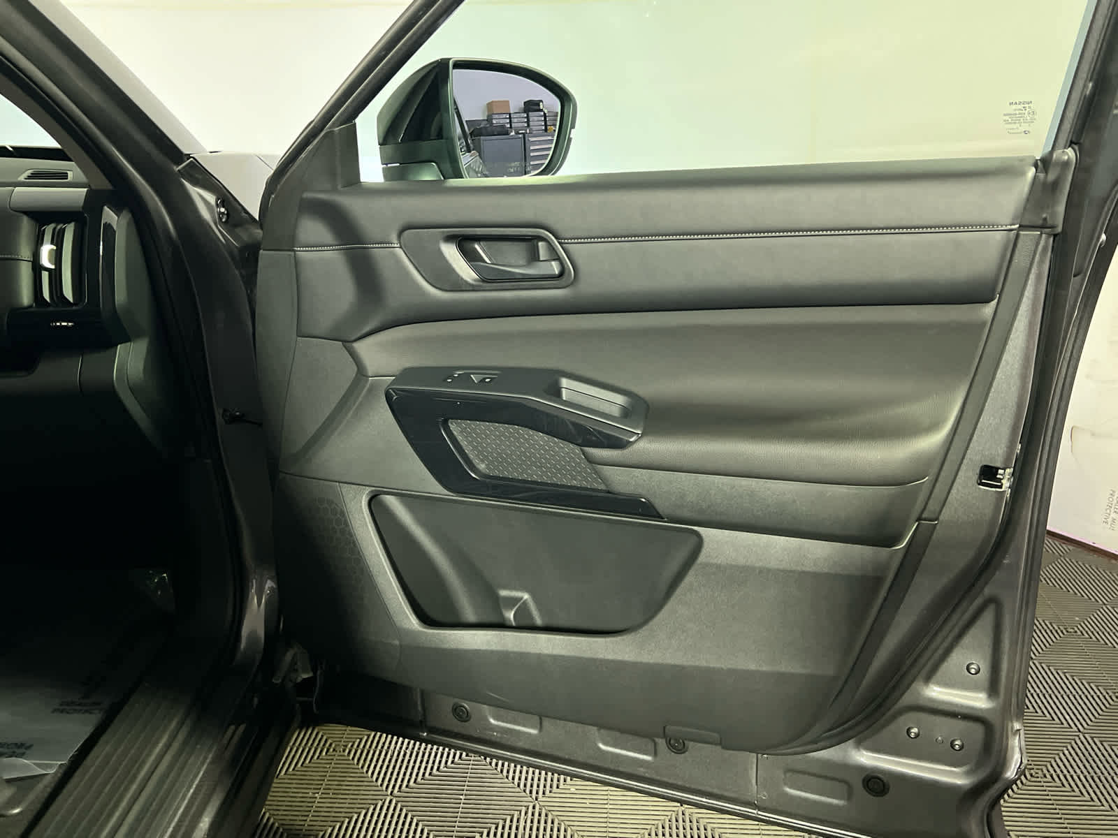 Used 2023 Nissan Pathfinder S image 24