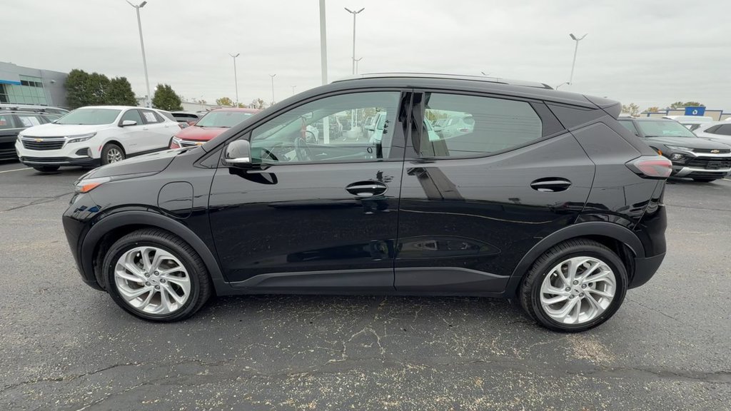 Used 2022 Chevrolet Bolt EUV LT w/ Comfort Package FWD image 5