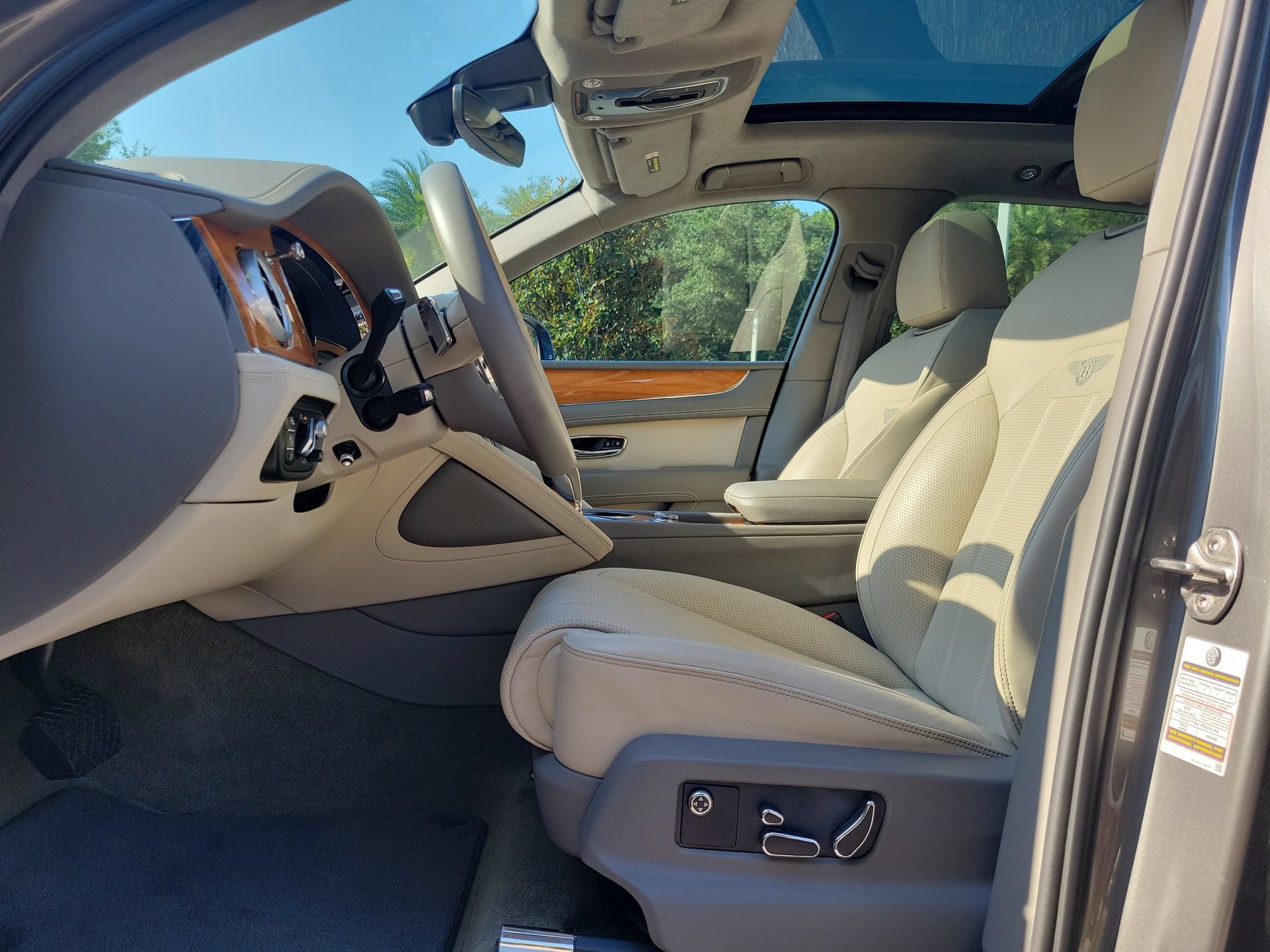 Certified 2023 Bentley Bentayga Plug-In Hybrid AWD/4WD image 30