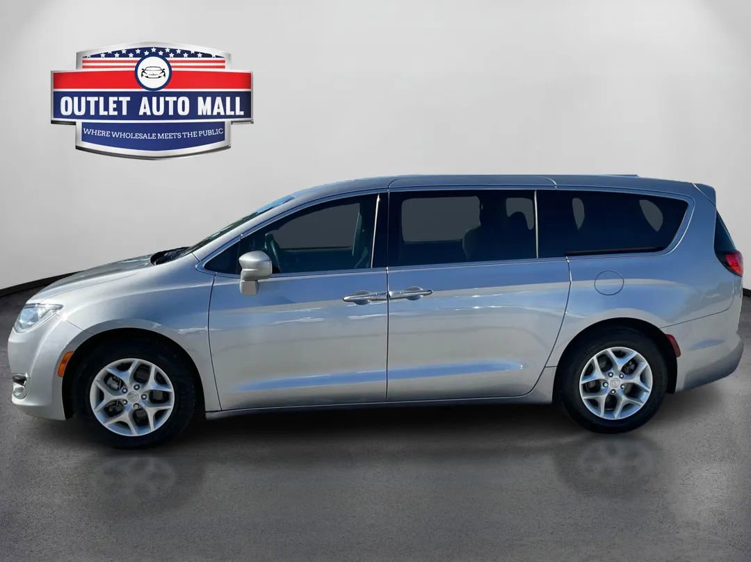 Used 2018 Chrysler Pacifica Touring Plus w/ Tire & Wheel Group image 6