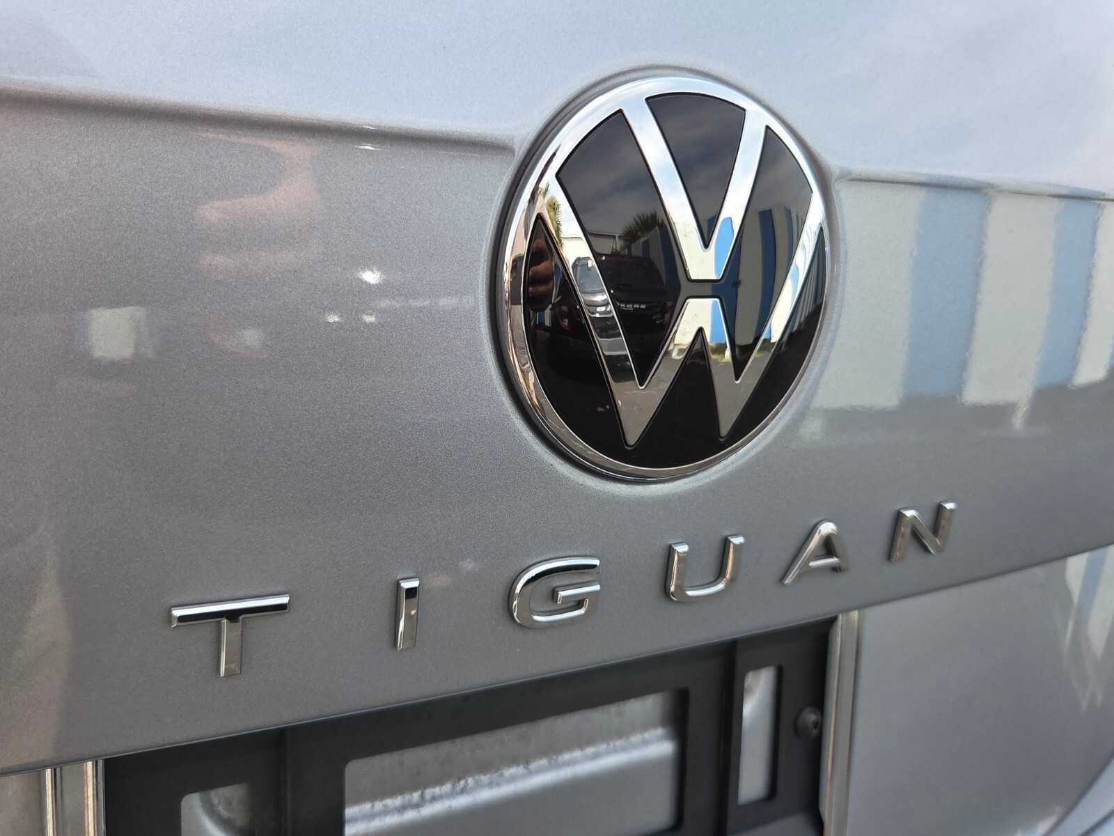 Used 2024 Volkswagen Tiguan SE R-Line FWD image 19