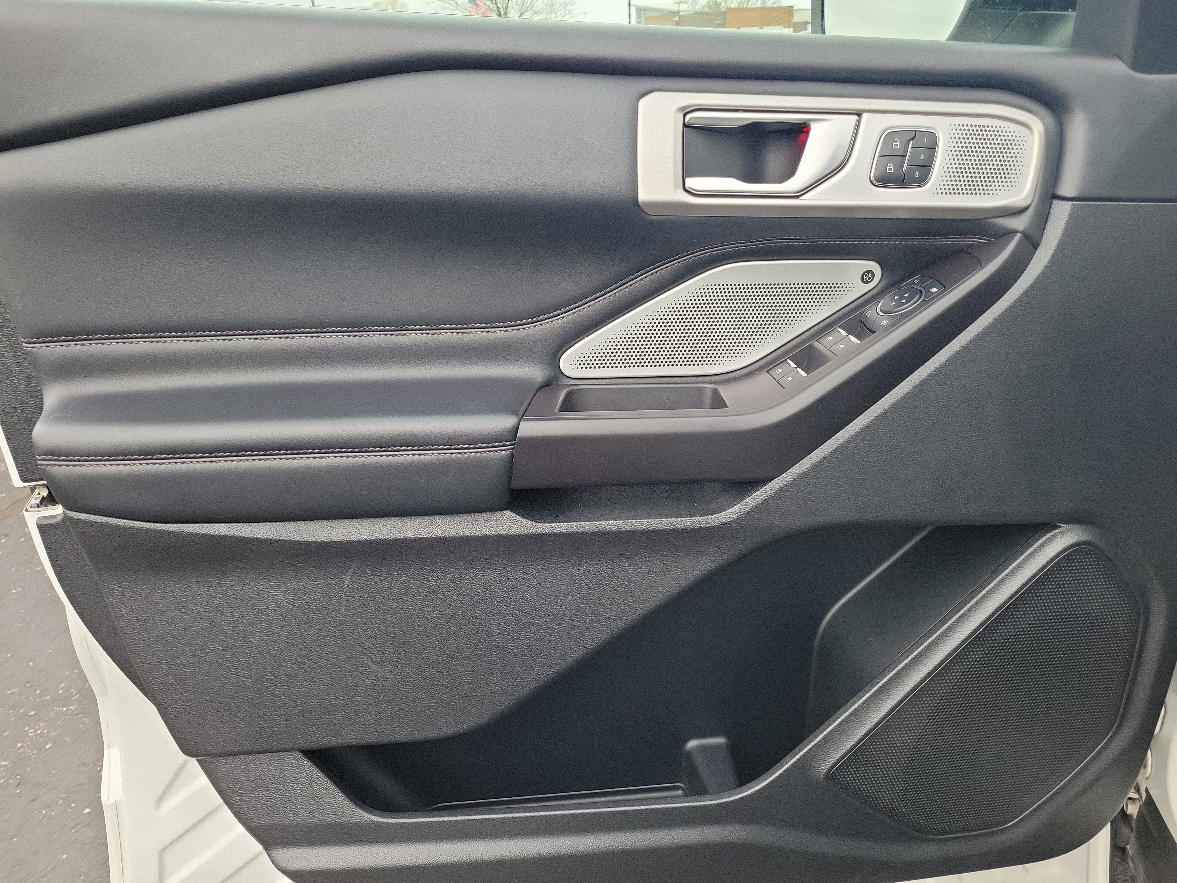 Used 2020 Ford Explorer Platinum w/ Premium Technology Package image 24