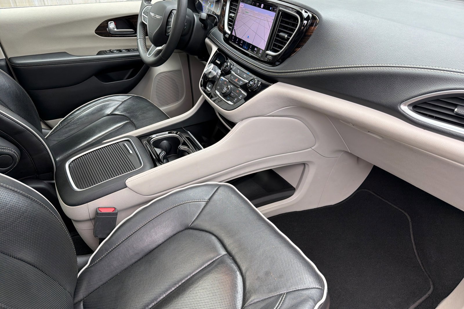 Used 2023 Chrysler Pacifica Limited image 16