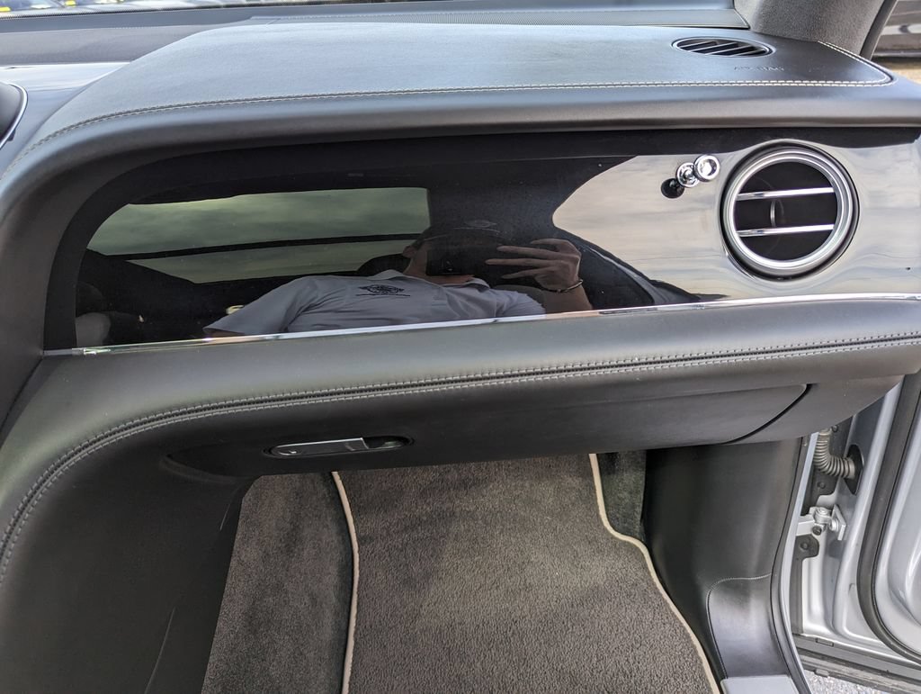 Used 2018 Bentley Bentayga AWD/4WD image 34