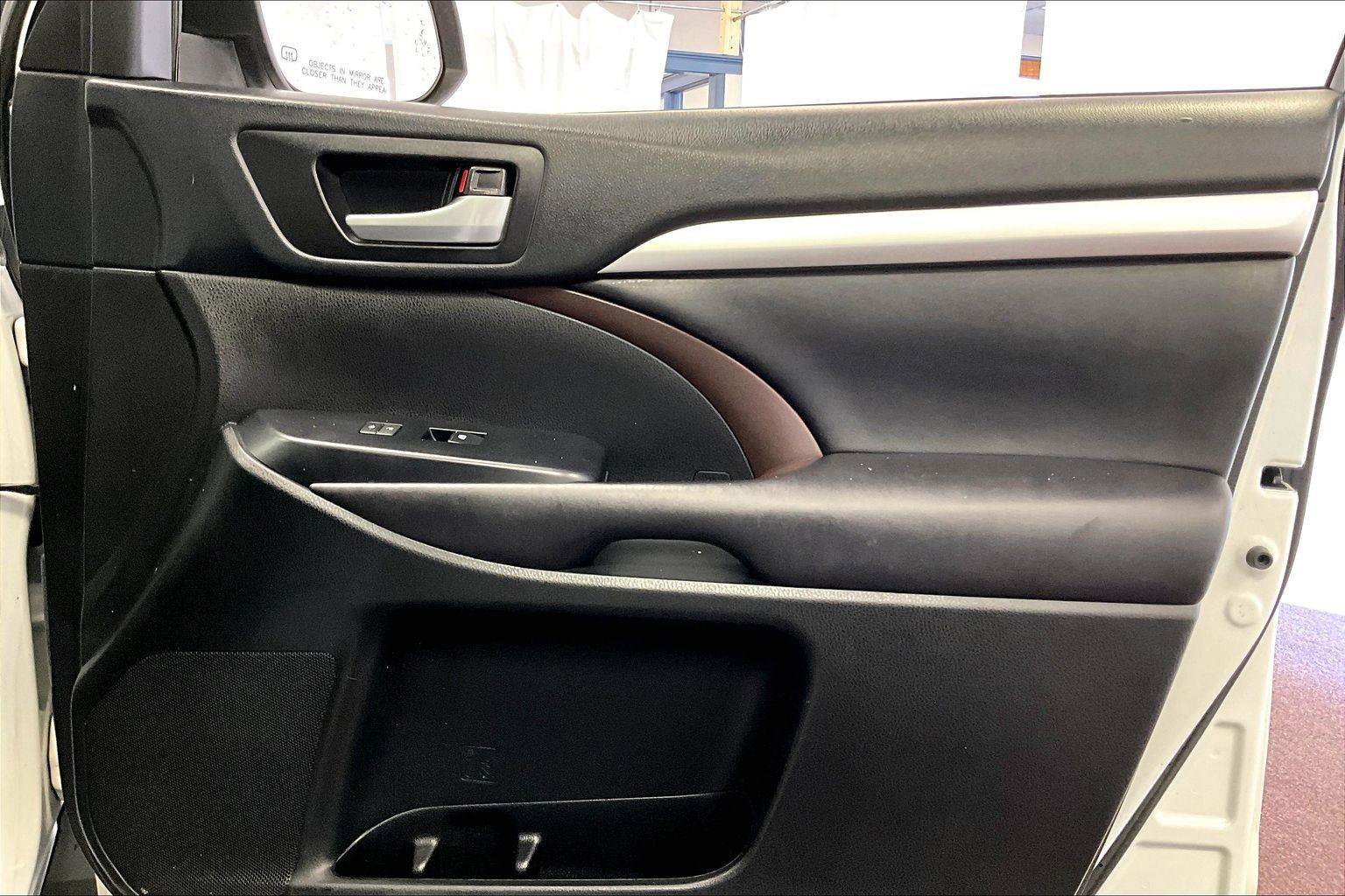 Used 2019 Toyota Highlander XLE image 23