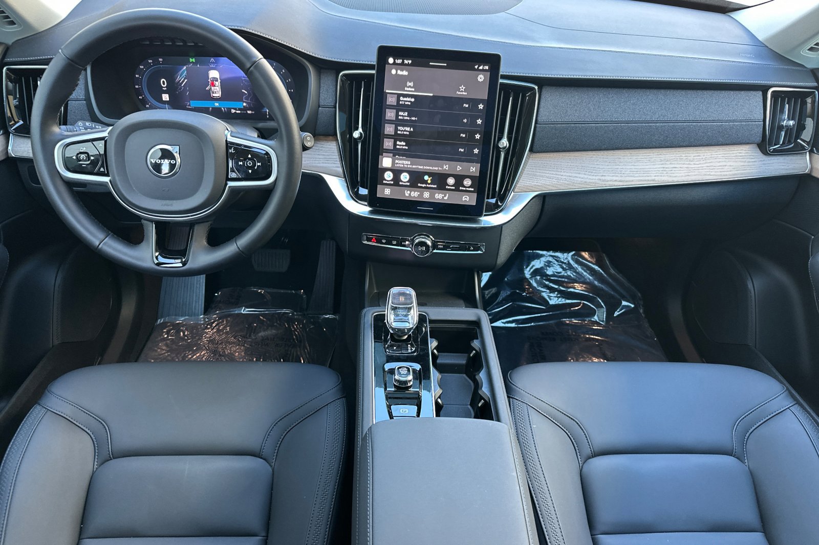 Certified 2025 Volvo XC90 B5 Core w/ Protection Package Premier image 15