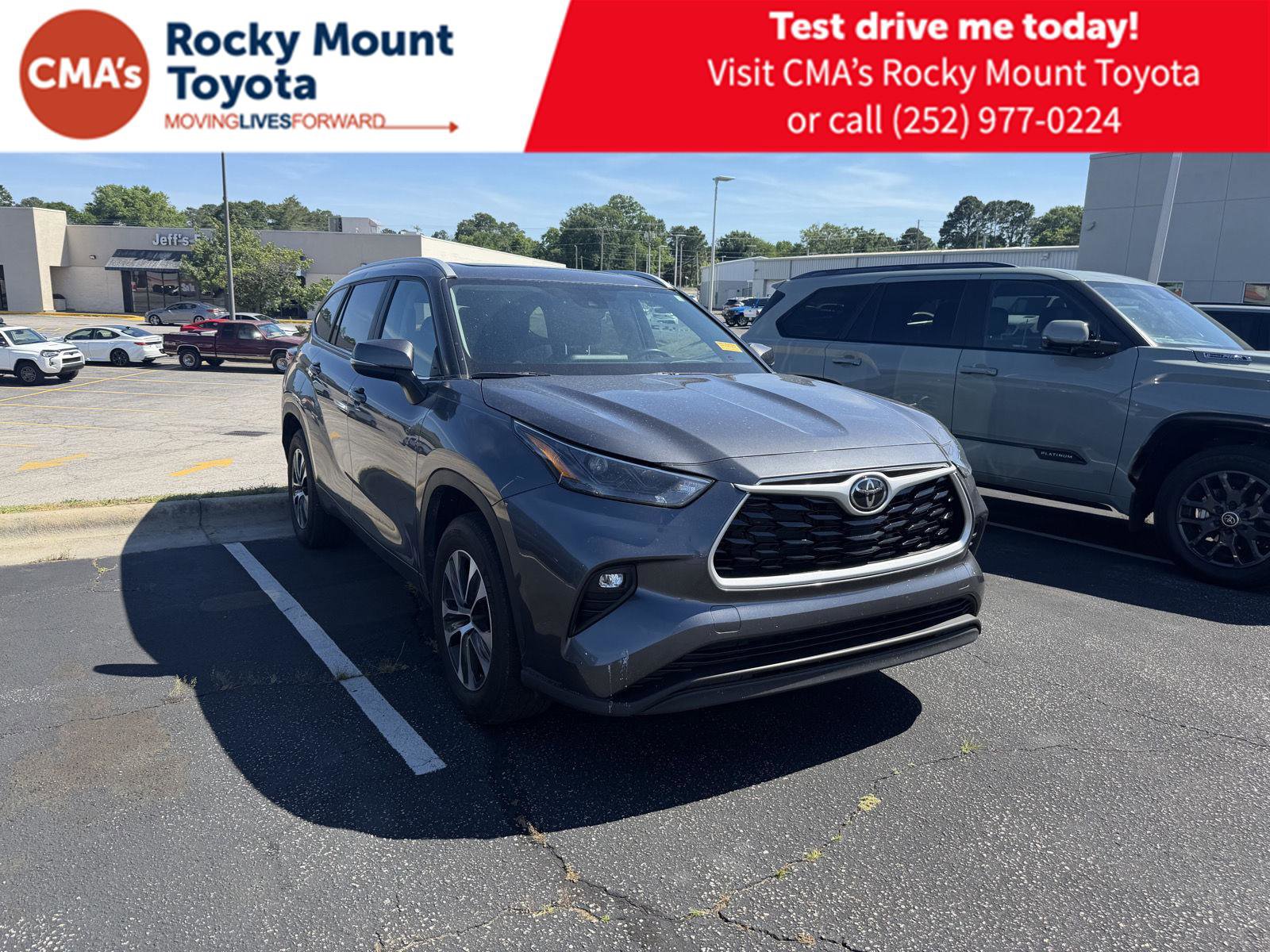 Used 2023 Toyota Highlander XLE FWD image 1