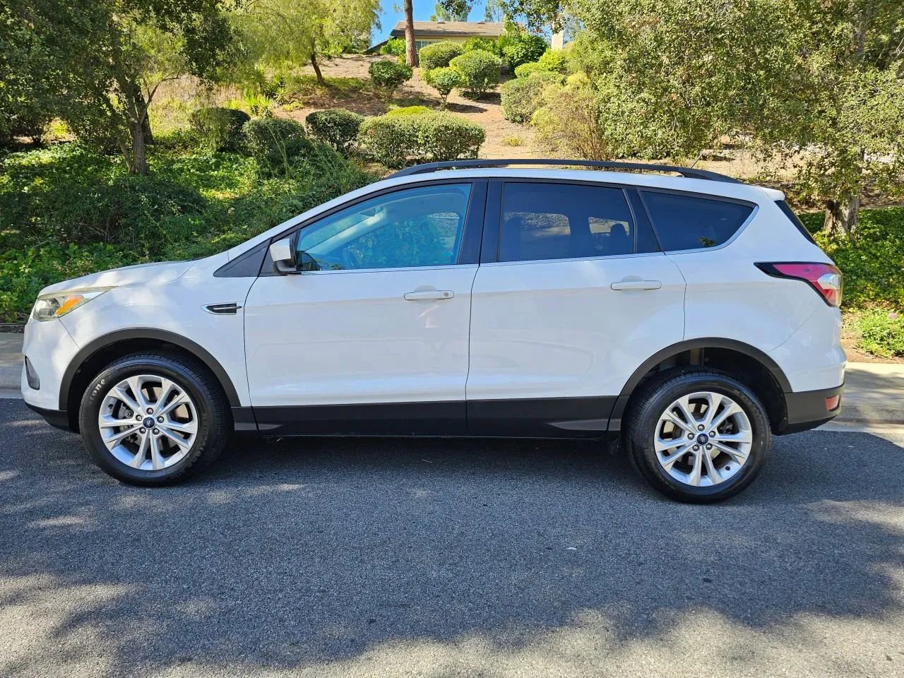 Used 2018 Ford Escape SE w/ SE Sync 3 Package image 3
