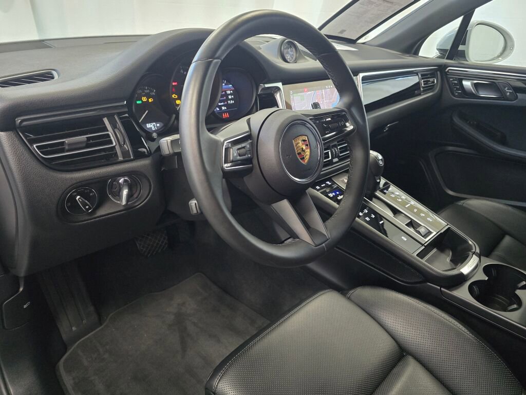 Certified 2024 Porsche Macan image 4