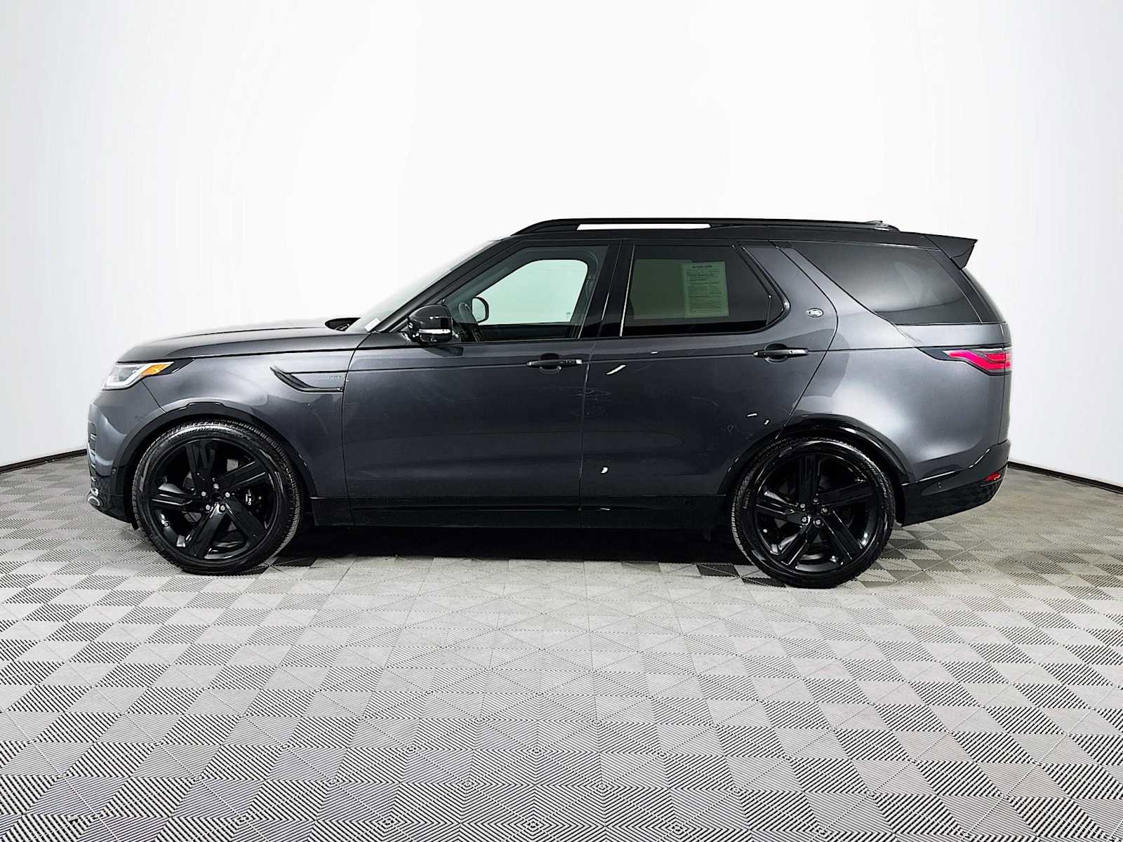 Used 2024 Land Rover Discovery Metropolitan Edition image 8