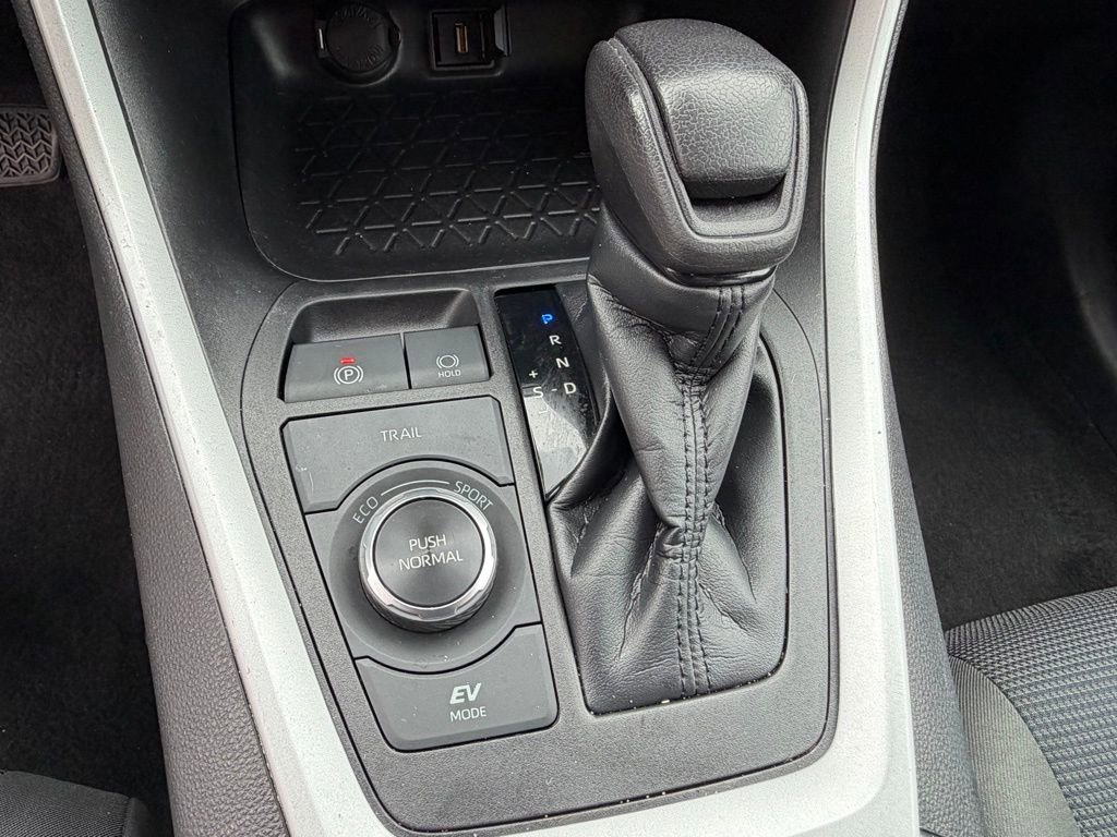 Used 2021 Toyota RAV4 LE image 25