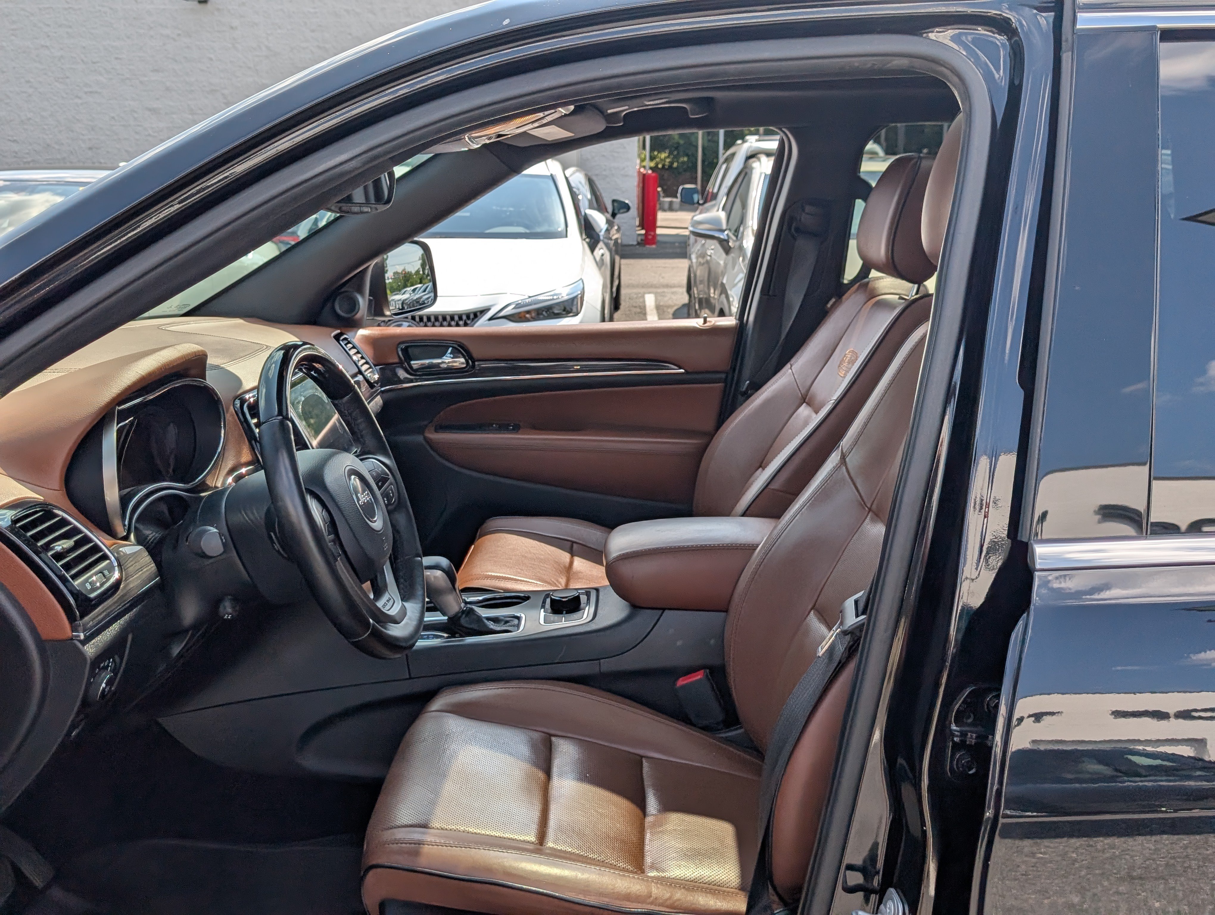 Used 2020 Jeep Grand Cherokee Overland AWD/4WD image 17