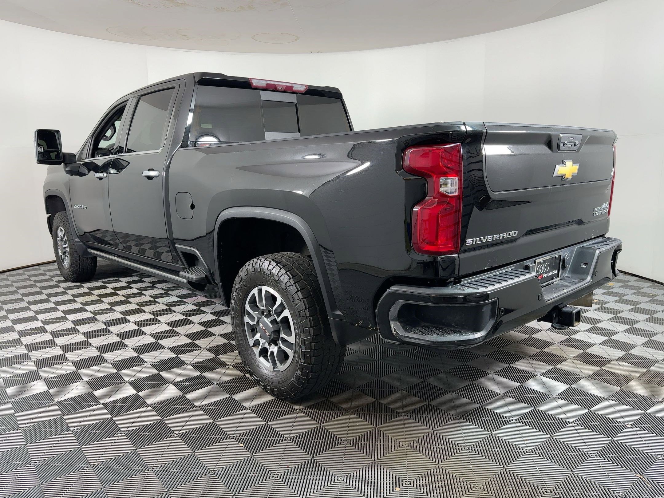 Used 2023 Chevrolet Silverado 2500 High Country w/ Z71 Off-Road Package image 2