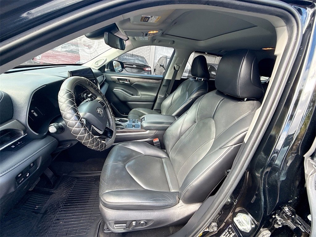 Used 2023 Toyota Highlander XLE image 23
