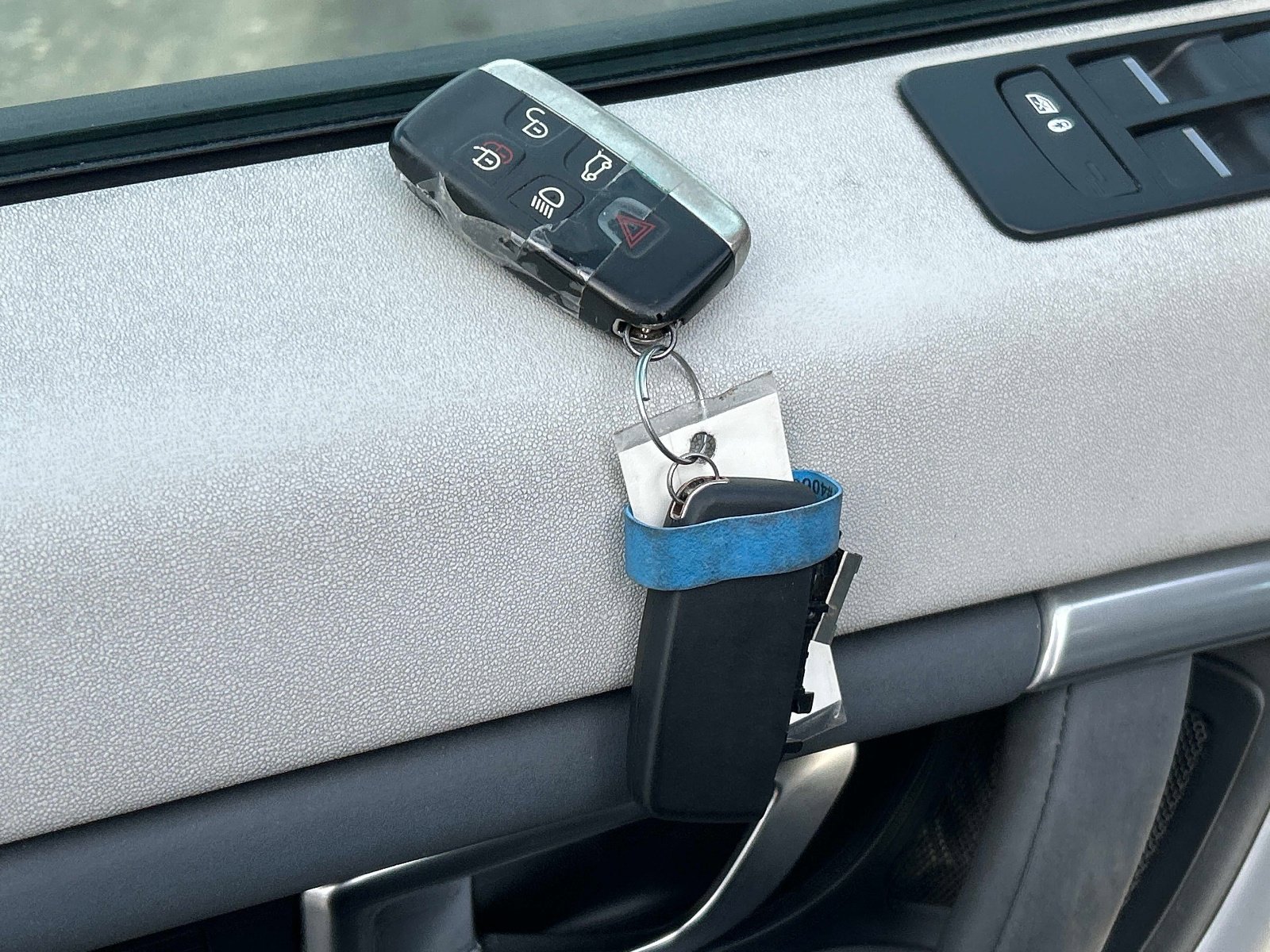 Used 2019 Land Rover Discovery Sport SE image 10