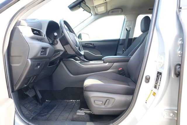 Used 2024 Toyota Highlander LE image 9