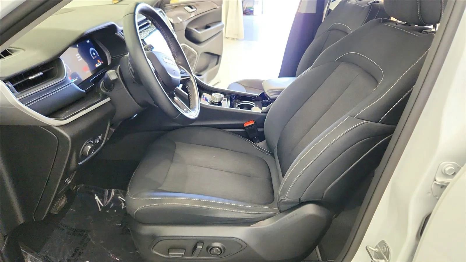 Used 2022 Jeep Grand Cherokee L Laredo w/ Luxury Tech Group I AWD/4WD image 22