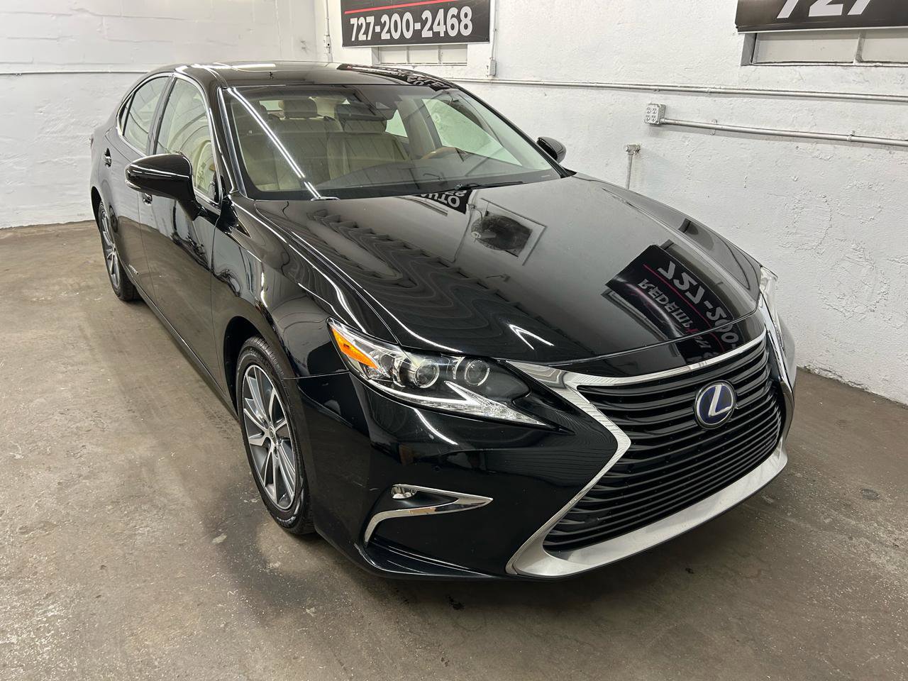 Used 2017 Lexus ES 300h w/ Luxury Package image 2
