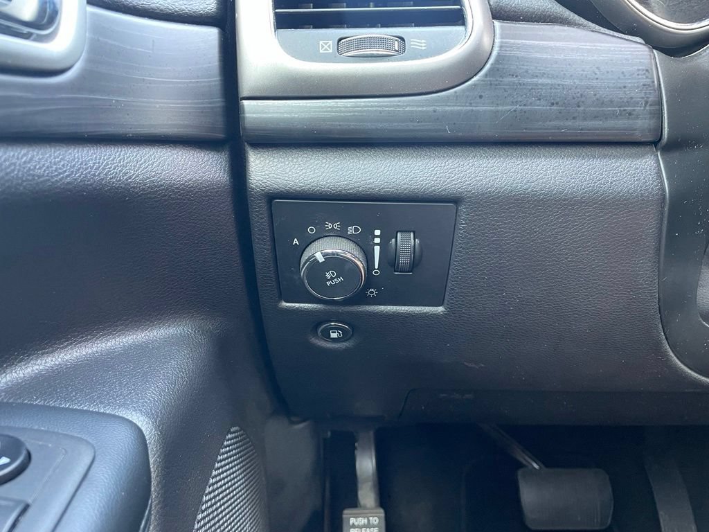 Used 2021 Jeep Grand Cherokee Laredo AWD/4WD image 13