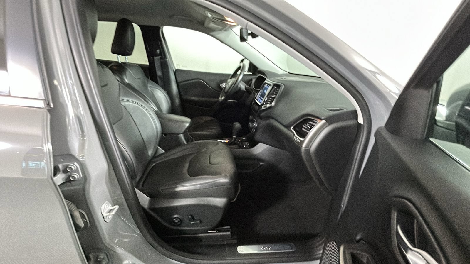 Used 2020 Jeep Cherokee Limited AWD/4WD image 35