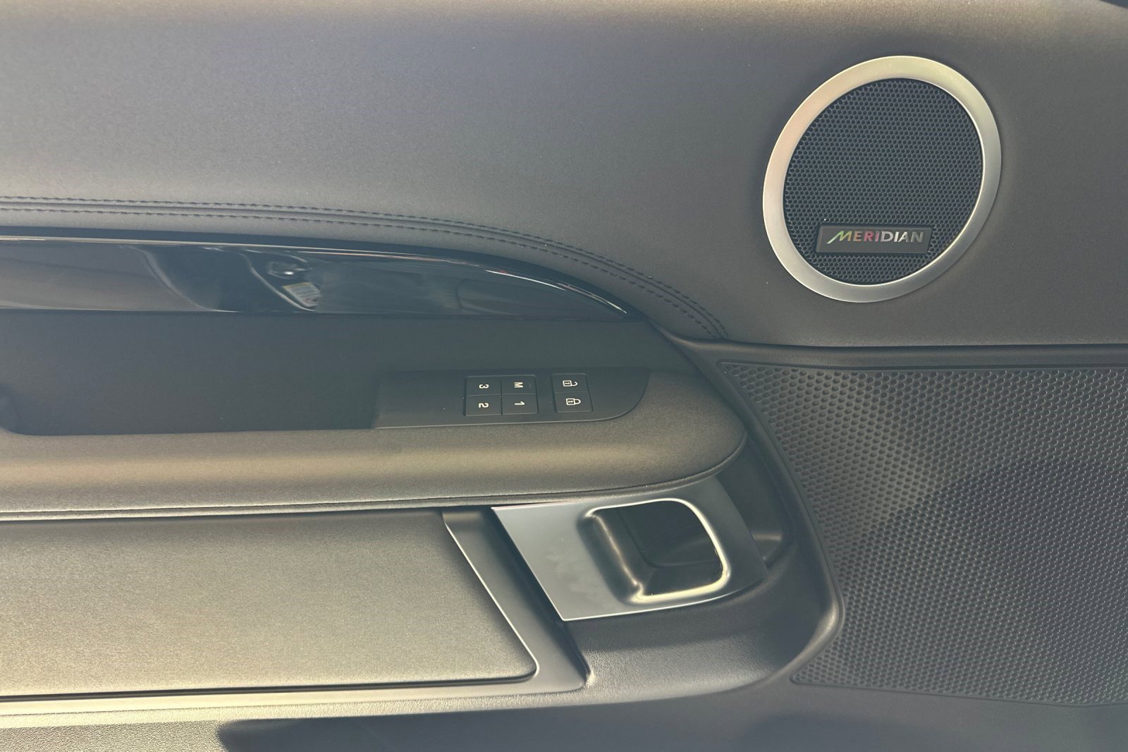 New 2026 Land Rover Discovery S image 15