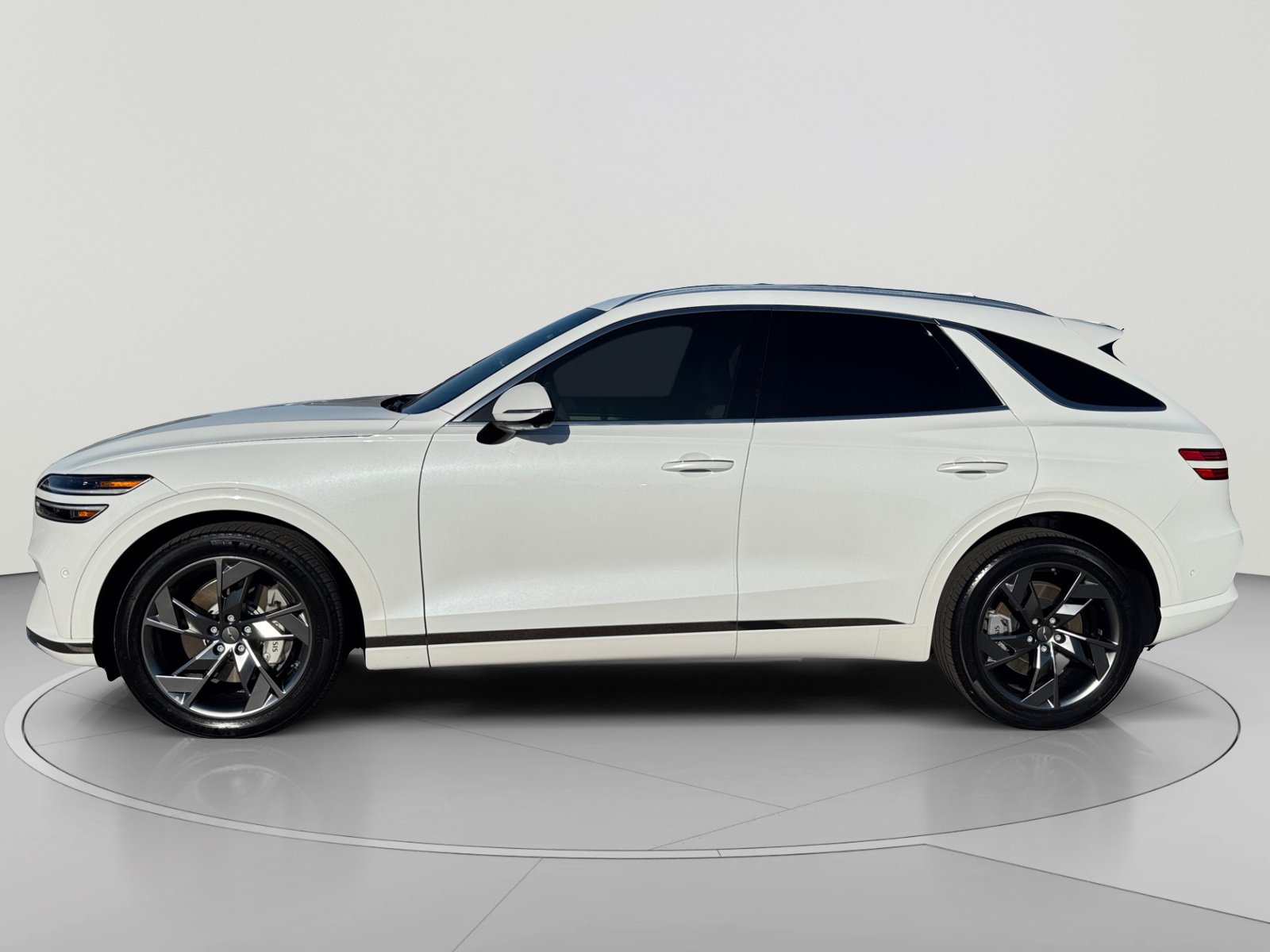 Used 2025 Genesis Electrified GV70 AWD/4WD image 2