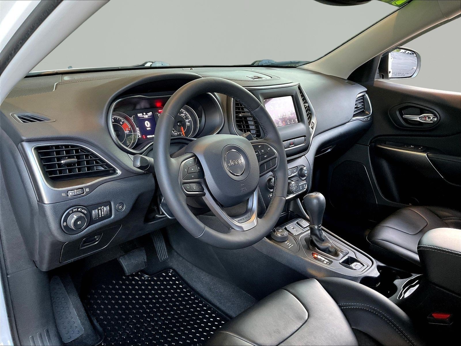 Used 2019 Jeep Cherokee Latitude Plus w/ Comfort/Convenience Group AWD/4WD image 17