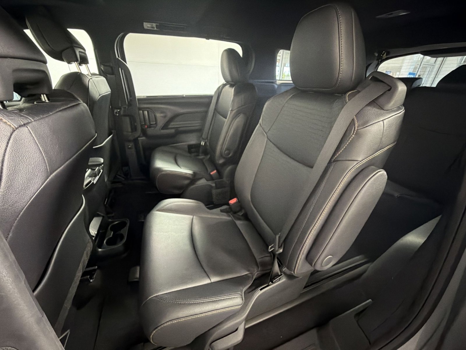 Used 2025 Toyota Sienna XLE Woodland Edition image 25