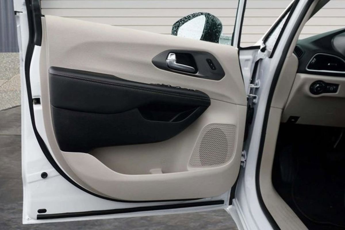 Used 2024 Chrysler Pacifica Touring-L FWD image 16