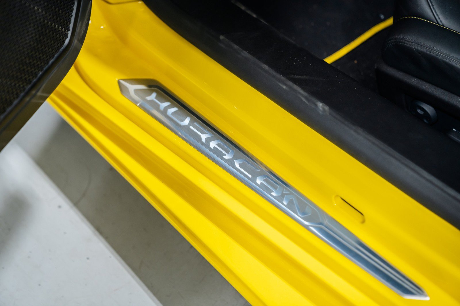 Used 2021 Lamborghini Huracan EVO RWD image 15