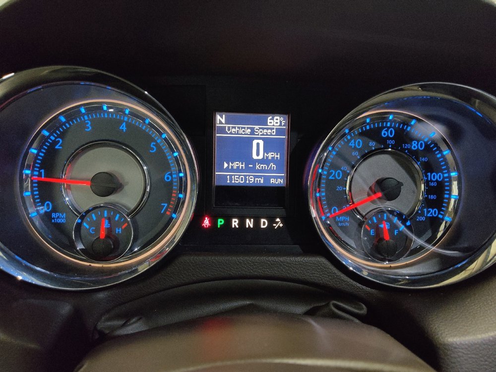 Used 2016 Chrysler Town & Country Touring w/ Driver Convenience Group image 23