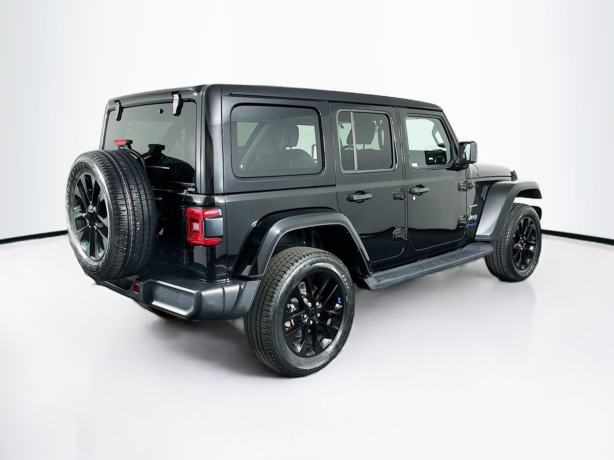 Used 2022 Jeep Wrangler Unlimited Sahara w/ Cold Weather Group AWD/4WD image 9