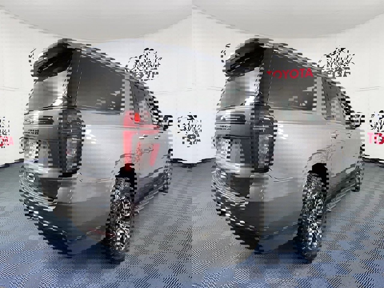 Used 2022 Chevrolet Suburban Z71 w/ Luxury Package image 7