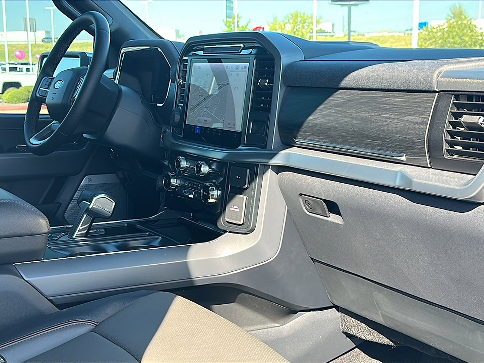 Used 2025 Ford F150 Lariat w/ Equipment Group 501A Mid image 21