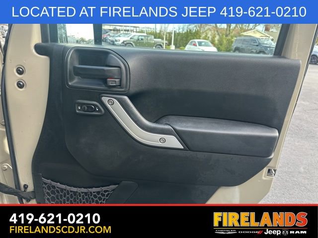 Used 2017 Jeep Wrangler Unlimited Rubicon w/ Connectivity Group AWD/4WD image 16