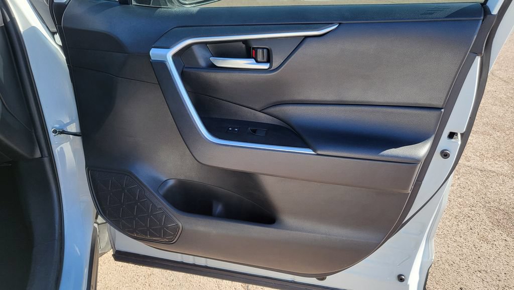 Used 2021 Toyota RAV4 XLE w/ Convenience Package FWD image 19