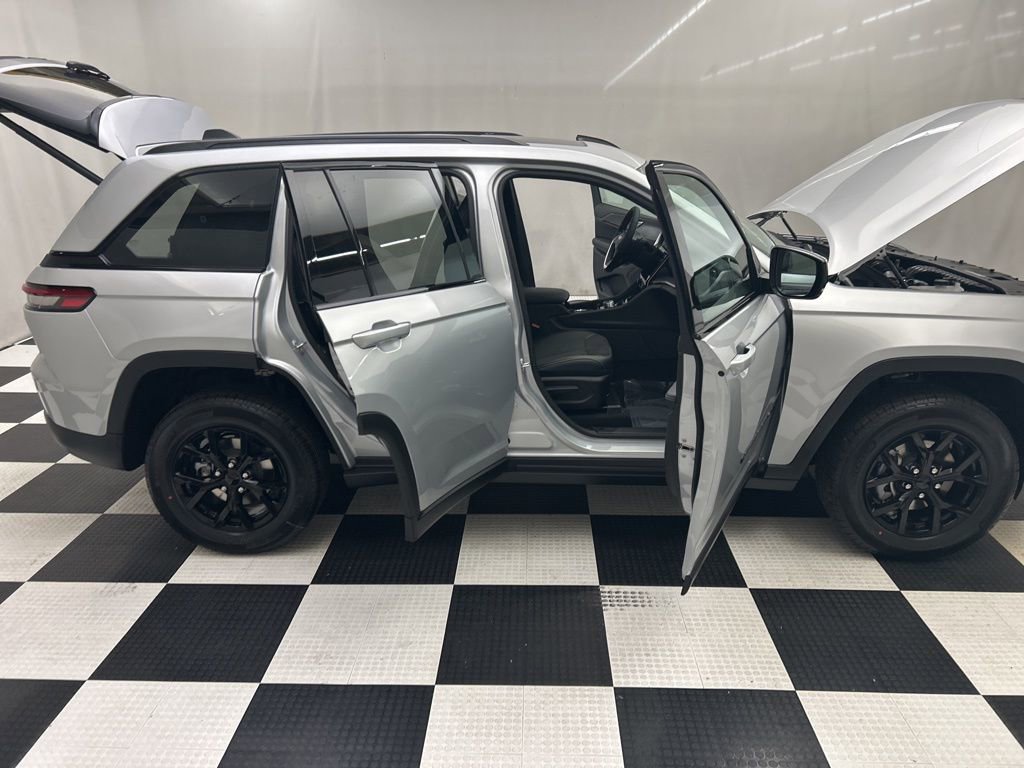 New 2025 Jeep Grand Cherokee Altitude AWD/4WD image 17