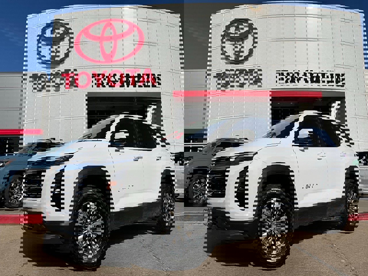 Used 2025 Chevrolet Equinox LT image 2