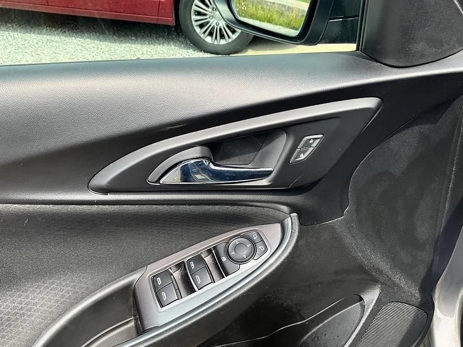 Used 2018 Chevrolet Malibu LT FWD image 13